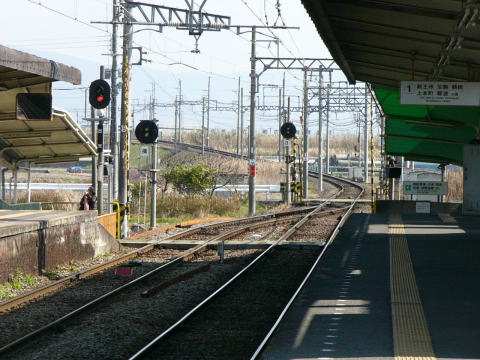 箸尾駅ホームから但馬・西田原本方面を見る。